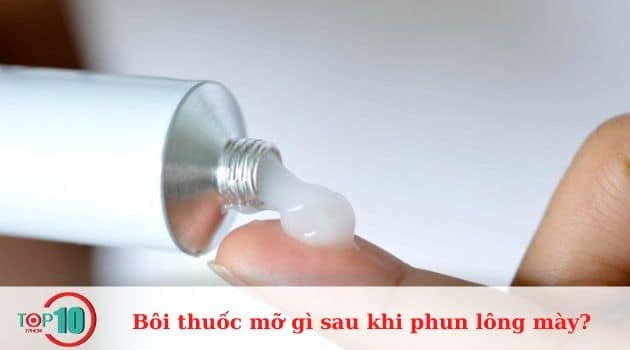 Hướng dẫn cách bôi thuốc mỡ sau khi phun lông mày