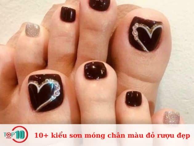 10+ mẫu sơn móng chân màu đỏ rượu tuyệt đẹp