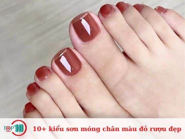 Hơn 10 kiểu sơn móng chân màu đỏ rượu đẹp mắt