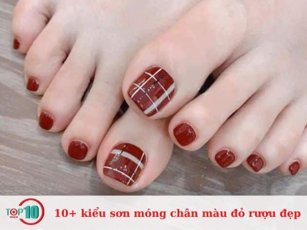 10+ mẫu sơn móng chân màu đỏ rượu tuyệt đẹp