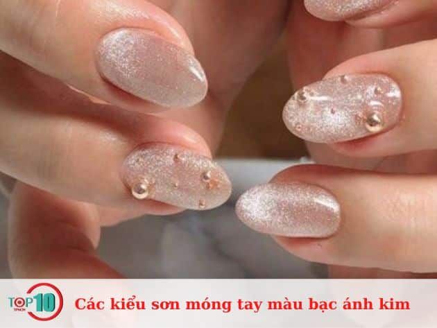 Những mẫu nail màu bạc ánh kim độc đáo