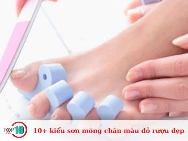 Hơn 10 kiểu sơn móng chân màu đỏ rượu đẹp mắt