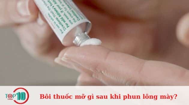 Vì sao cần bôi thuốc mỡ sau khi phun lông mày?