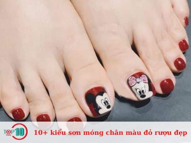 10+ mẫu sơn móng chân màu đỏ rượu đẹp tuyệt vời