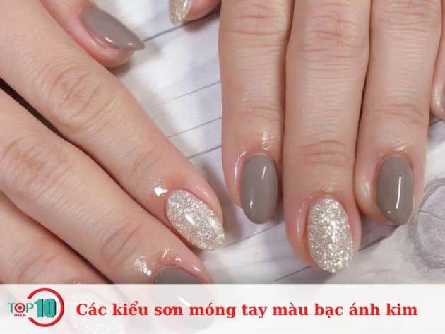 Những mẫu sơn móng tay bạc ánh kim