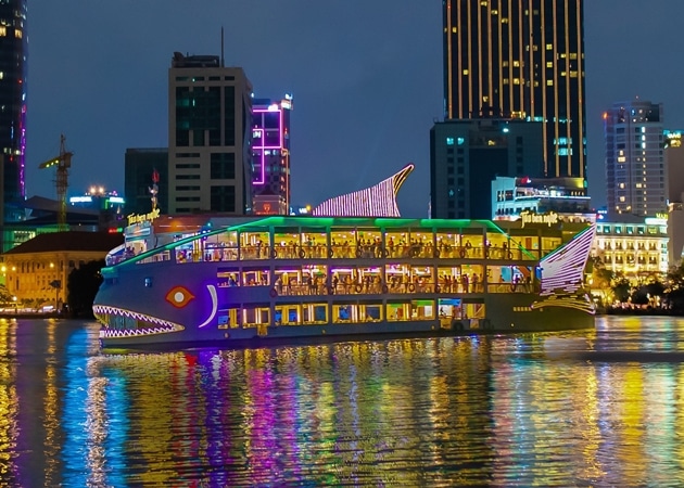 Vào ban đêm, nhà hàng bên sông Sài Gòn này mang đến cho du khách trải nghiệm thật sự hấp dẫn và đầy sắc màu