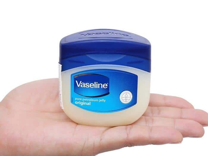 Vaseline giúp làm sạch màu nhuộm trên da mặt một cách nhẹ nhàng