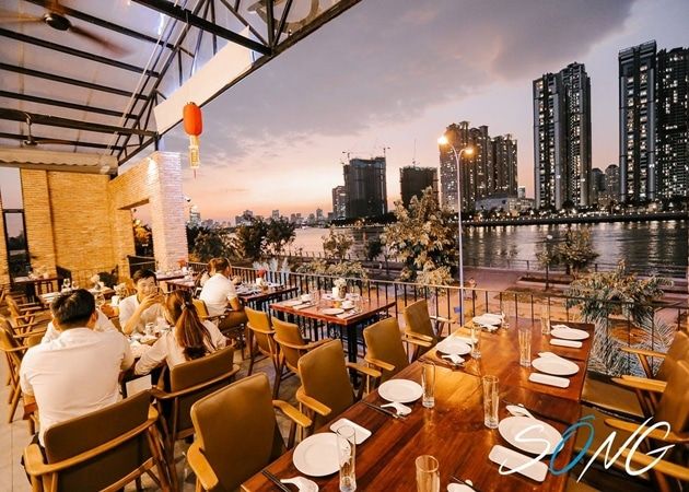 Nhà hàng Sông - Seafood & Grill mang đến tầm nhìn đẹp ra bờ sông và toàn cảnh Landmark 81 tầng.