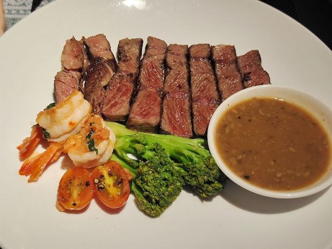 Ơ BISTRO sở hữu thực đơn phong phú với nhiều loại steak hấp dẫn