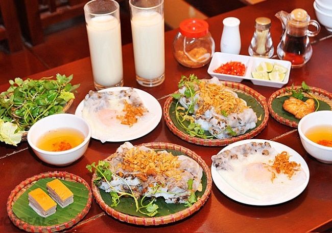 Bánh cuốn chả mực là một trong những đặc sản nổi tiếng của Hạ Long – Quảng Ninh, được nhiều du khách yêu thích