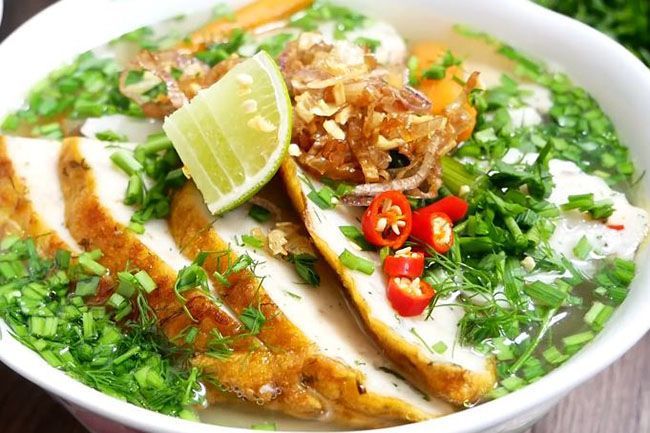 Bánh canh chả cá là một trong những đặc sản nổi bật của Bình Thuận mà bạn nhất định phải thử