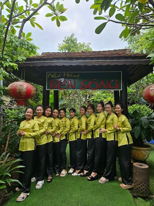 Nhà hàng Bên Sông
