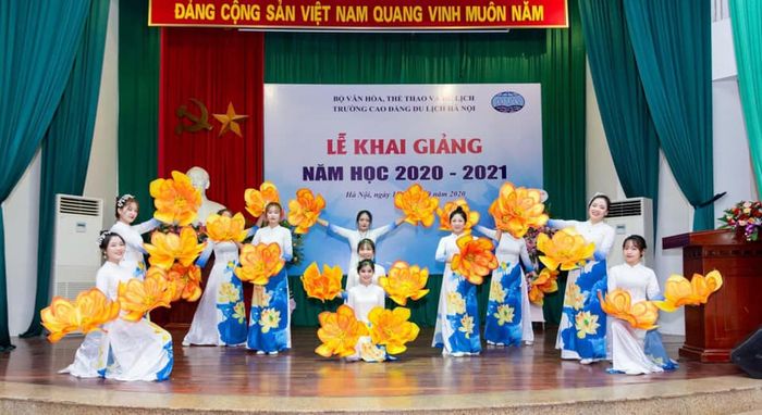 Trang phục biểu diễn Đặng Thu Hà hình ảnh 1