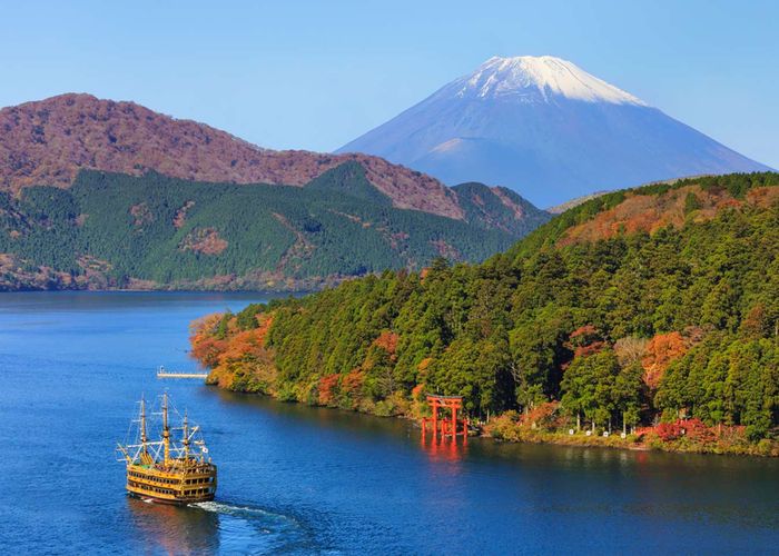 Ngọn núi Fuji và Hồ Ashi với đền Hakone và thuyền tham quan vào mùa thu