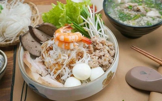 Quán hủ tiếu mở cửa muộn