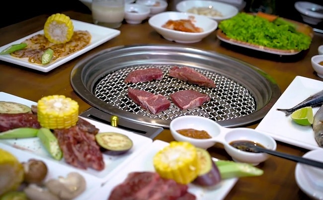 Beefsteak Hai Con Bò nằm trong danh sách 20 quán ăn ngon nhất quận 1, TPHCM mà bạn không nên bỏ qua.