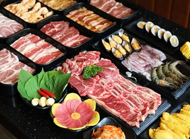 Nhà hàng nổi bật với nền ẩm thực Hàn Quốc, kết hợp buffet tự chọn và món ăn chế biến sẵn.