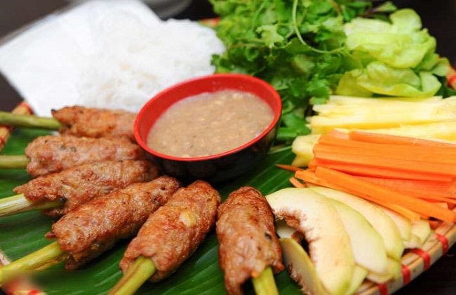 Chả Lụi Hai Chị Em nằm trong danh sách Top 10 địa điểm ăn vặt ngon nhất quận 7, TP. Hồ Chí Minh