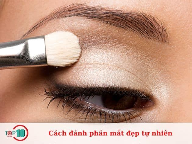 Cách đánh phấn mắt để có vẻ đẹp tự nhiên