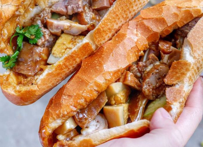 Quán bánh mì phá lẩu