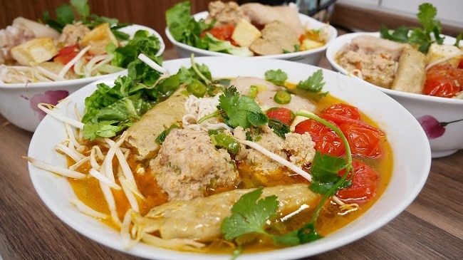 Bún riêu cua – một trong 10 món đặc sản Hà Nội không thể bỏ qua