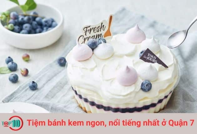 Tiệm bánh Tous Les Jours cung cấp nhiều loại bánh kem theo các chủ đề khác nhau như sinh nhật, giáng sinh, sự kiện, và nhiều hơn nữa.