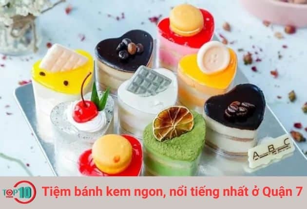 ABC Bakery nổi bật với những chiếc bánh kem không chỉ đẹp mắt mà còn tuyệt ngon, khiến bất cứ ai cũng hài lòng.