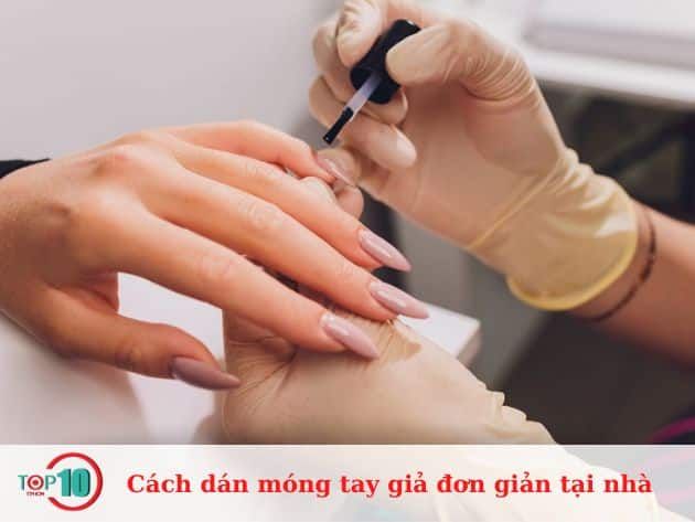 Hướng dẫn dán móng tay giả đơn giản tại nhà