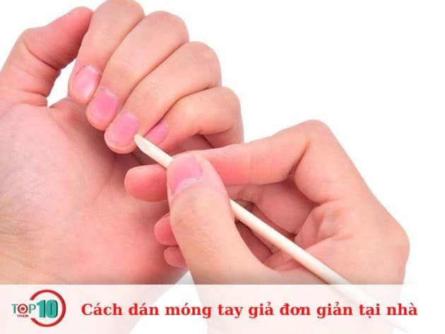 Hướng dẫn dán móng tay giả đơn giản tại nhà