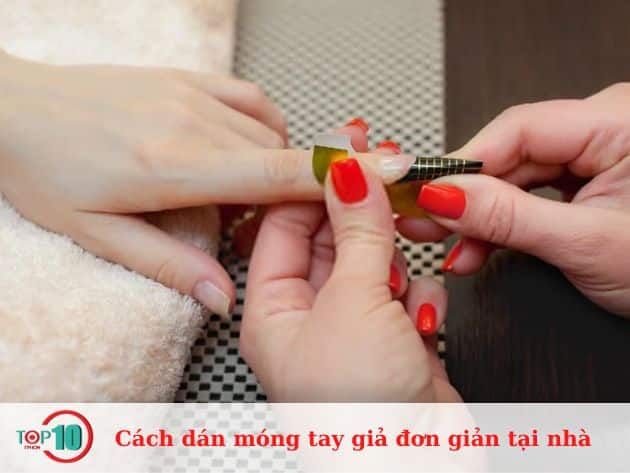 Hướng dẫn dán móng tay giả đơn giản tại nhà