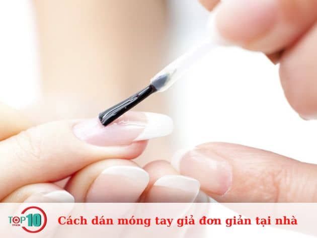 Hướng dẫn gắn móng tay giả đơn giản tại nhà