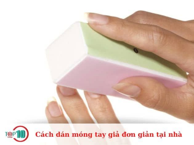 Hướng dẫn dán móng tay giả đơn giản tại nhà