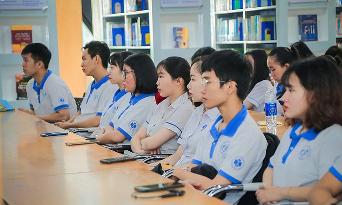 Hình ảnh đồng phục Trường Đại học Kinh tế - Luật, ĐHQG TP. HCM - Ảnh 2