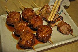 Từ trái qua phải: Viên thịt gà (Tsukune); Hành lá (negi); Sườn lưng lợn (butabara)