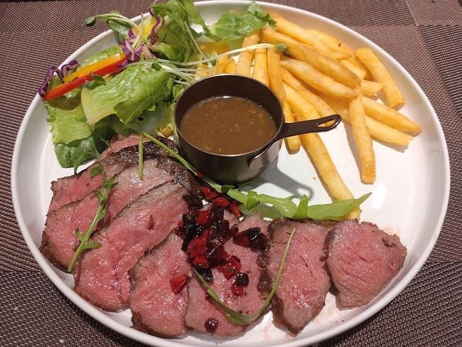 Nếu bạn đang tìm địa chỉ ăn beefsteak ngon, hãy đến ngay Le Monde Steak