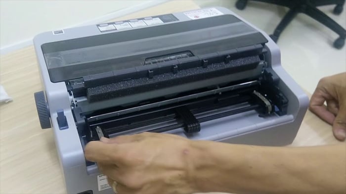 Nguyên nhân khiến máy in kim Epson LQ 310 báo lỗi 'paper out'