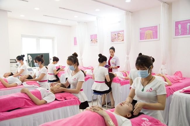 Trải nghiệm một buổi học chuyên sâu về facial tại ANA