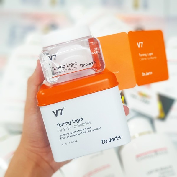 V7 Toning Light Dr.Jart+ với ngọc trắng giúp da trở nên mềm mại, mịn màng và đều màu, hình ảnh 2