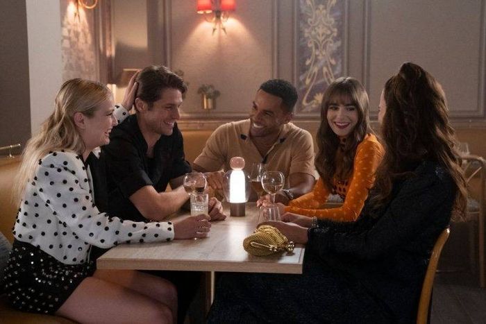 Các mối quan hệ trong Emily In Paris luôn tràn ngập drama