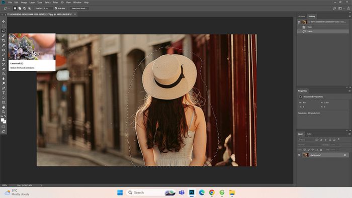 Bước 2: Dùng các công cụ chọn như Marquee Tool, Lasso Tool, hoặc Magic Wand Tool để tạo vùng chọn trên ảnh.