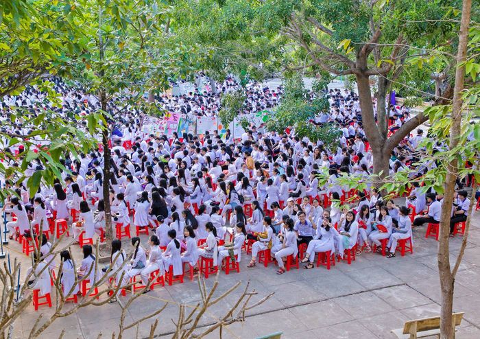 Trường THPT Nguyễn Huệ, hình ảnh số 2