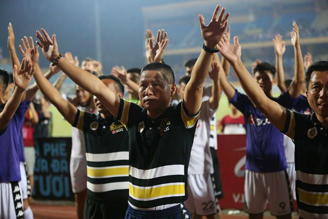HLV Chu Đình Nghiêm ăn mừng chiến thắng V-League 2018