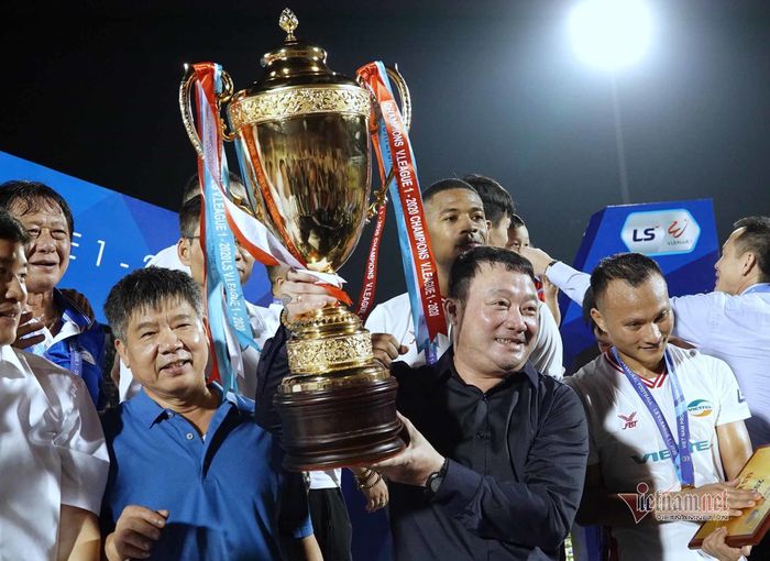 HLV Trương Việt Hoàng dẫn dắt Viettel vô địch V-League 2020