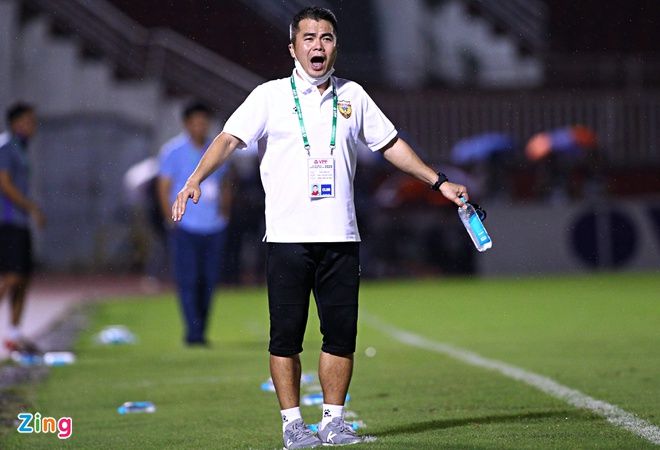 Ông thể hiện sự nhiệt huyết cao độ ngoài đường biên khi chỉ đạo các học trò