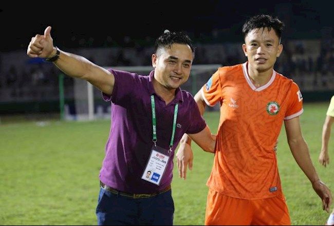 HLV Đức Thắng cùng các học trò ăn mừng chiến thắng