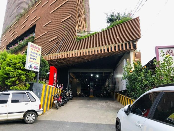 Khu vực gửi xe khách sạn Hôtel Colline - Hình ảnh 1