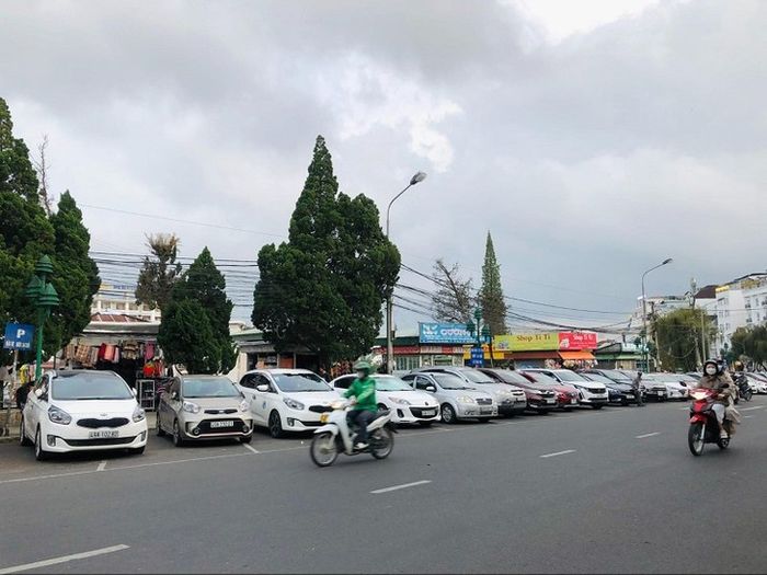 Bãi đỗ xe gần chợ Đêm Đà Lạt trên đường Khu Hoà Bình - Hình ảnh 1