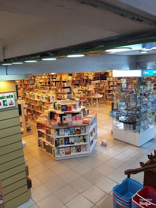 Hình ảnh nhà sách Minh Khai 1