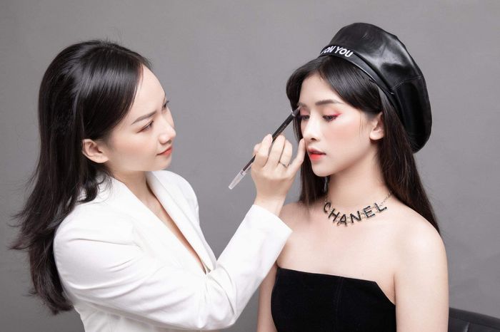 Hình ảnh của Trương Ngọc Biển Makeup Academy (Studio Quốc Đại) 1