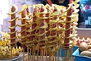 Khoai tây xoắn kèm xúc xích ở giữa, được bán tại Seoul